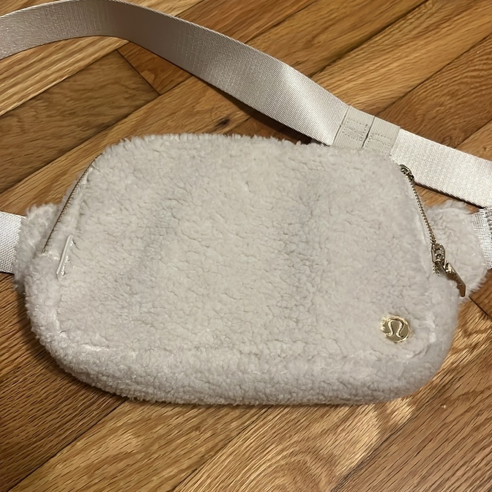 Lululemon sherpa belt bag